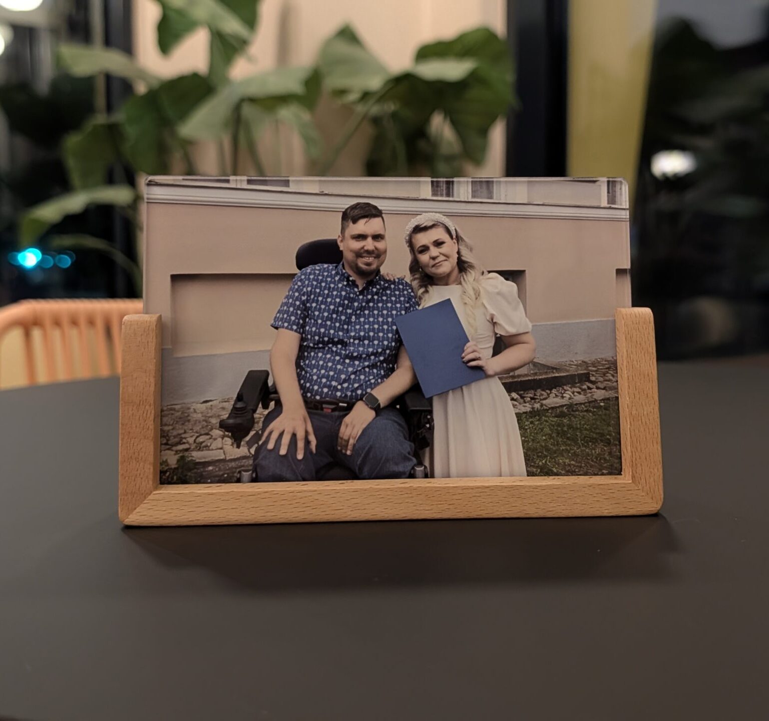 Personaalne pildiraam 10 × 15 cm akrüülplaadi ja puidust alusega