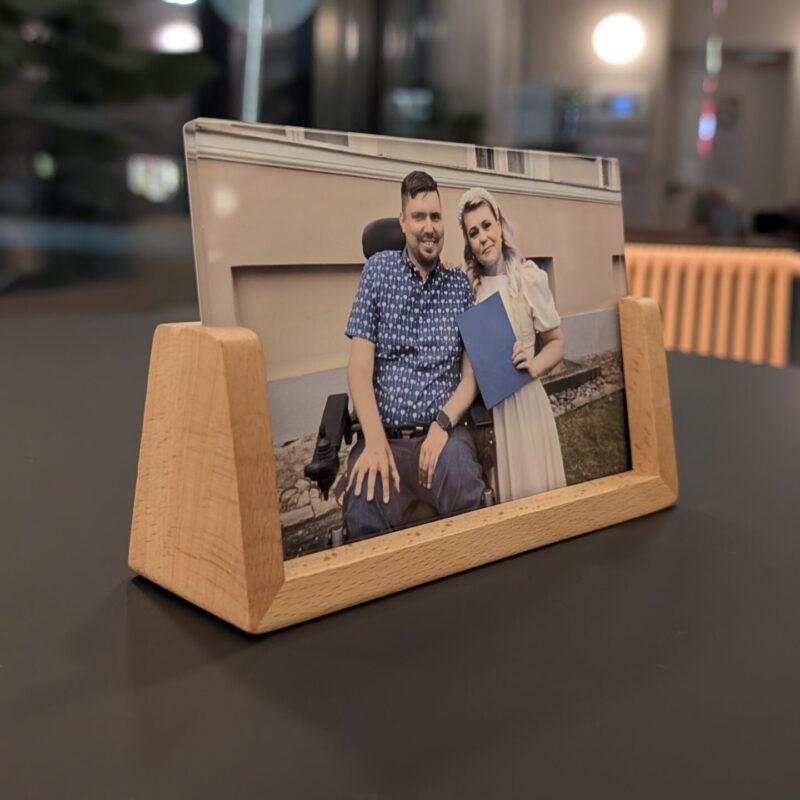 Personaalne pildiraam 10 × 15 cm puidust alusel